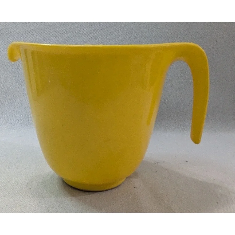 Rubbermaid Batter Bowl Vintage Yellow Melamine Plastic Pour Spout Open Handle